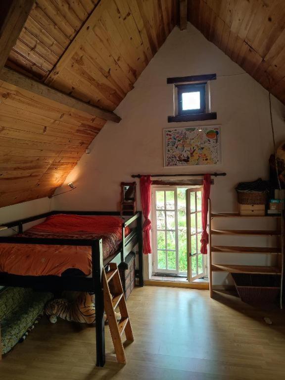 Holiday home Magnifique Moulin Au Bord D'une Riviere, Calme Absolu, Piano